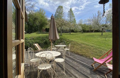 Saint-Evroult-de-Montfort Cottage | Typical cottage with fireplace and garden, pets allowed