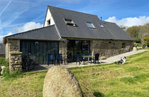 Saint-Gilles-Pligeaux House | Typical Breton farmhouse in the heart of the Argoat region. Go green!