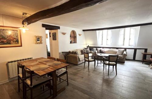Quartier Sainte-Avoye Apartment | Typical Marais 3 bedroom - Beaubourg