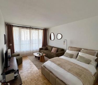 Grenelle Apartment | Typical Parisian apartment with balcony, Eiffel Tower