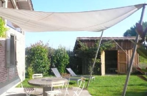Messanges House | Typical regional house, fully and tastefully renovated with old bricks and beams, very sunny surrounded by old trees & vinyards, close to huge beaches & golf courses.