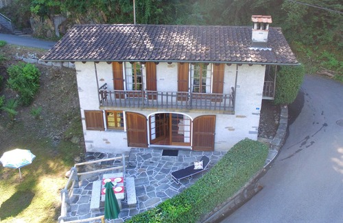 Magadino House | Typical Ticino house in an elevated position in Gambarogno