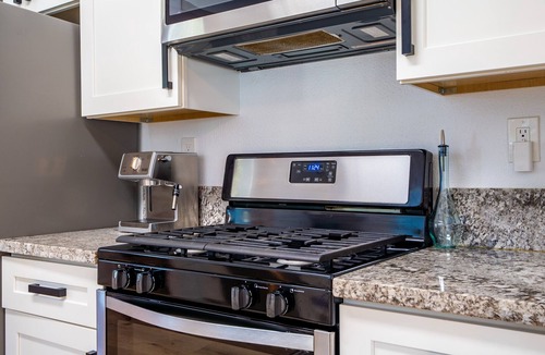 North Oak Park Apartment | UC Davis Med Cen Charmer + PELOTON
