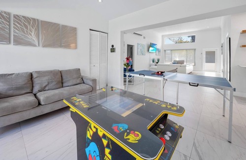 Ojus House | Uhost AI | 5BR Miami Oasis | Pool & Hot Tub
