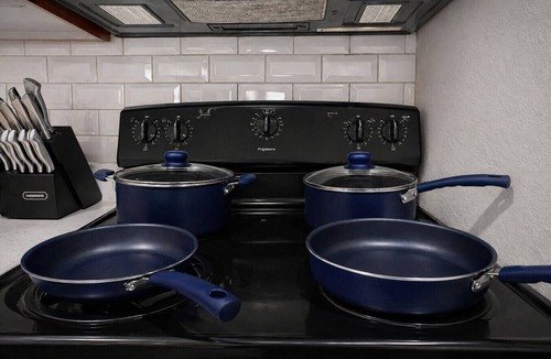 Sherman Apartment | UIC/Med District 2BR | Pool & Parking