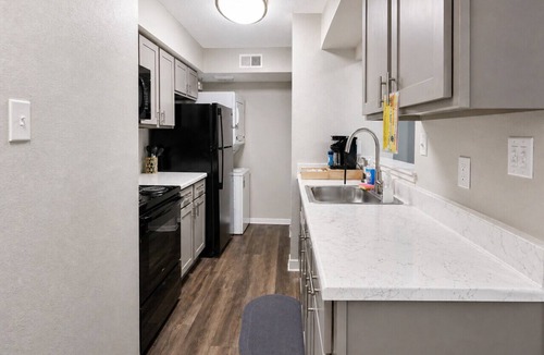 Sherman Apartment | UIC/Med District 2BR | Pool & Parking