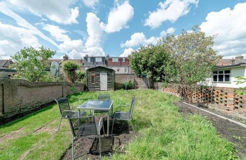 Seven Kings House | Uksas 4 bed house Free parking