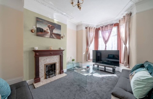 Seven Kings House | Uksas 4 bed house Free parking