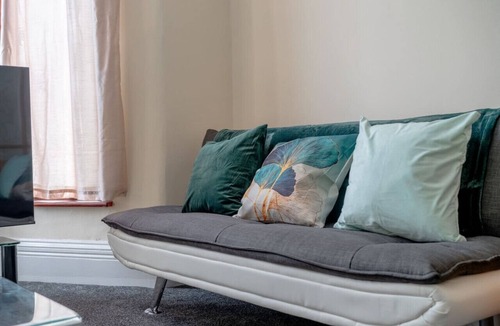 Seven Kings House | Uksas 4 bed house Free parking