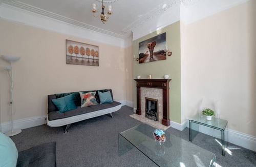 Seven Kings House | Uksas 4 bed house Free parking