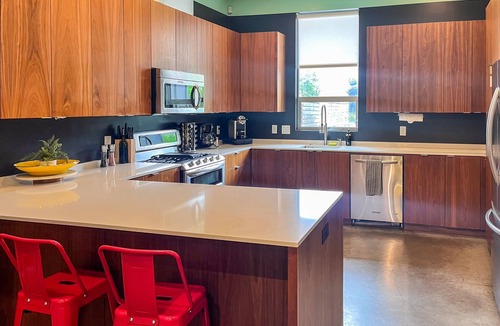 East Cesar Chavez House | Ultimate 10BR Group Getaway—6min to Rainey Street