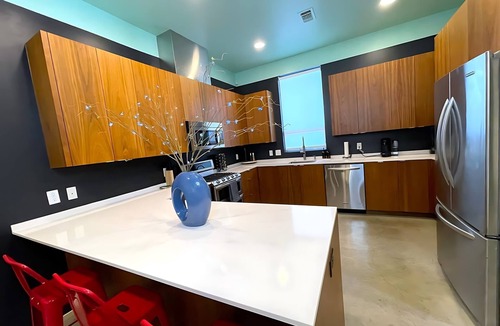 East Cesar Chavez House | Ultimate 10BR Group Getaway—6min to Rainey Street