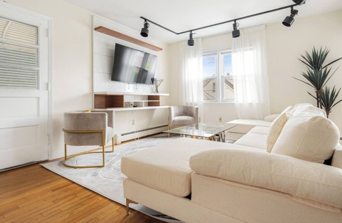 White Plains House | Ultimate 3BR Getaway 4 Queen Beds Sleeps 16 Parking