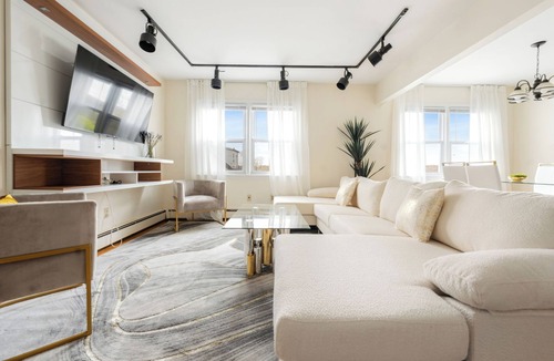 White Plains House | Ultimate 3BR Getaway 4 Queen Beds Sleeps 16 Parking