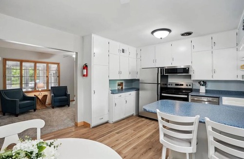 University Heights House | Ultimate 5-bedroom Hawkeye Tailgate Spot – Steps from Kinnick Stadium!