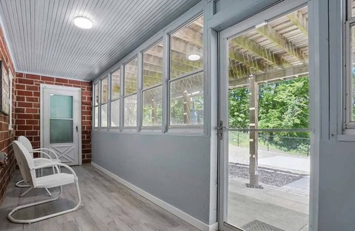 University Heights House | Ultimate 5-bedroom Hawkeye Tailgate Spot – Steps from Kinnick Stadium!
