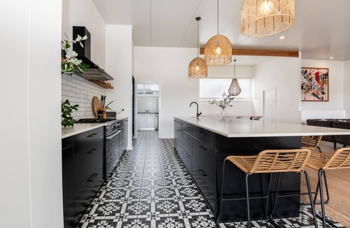 Emerald Beach House | Ultimate Beachside Getaway – Modern Luxury with Emerald Ocean Views 🌊