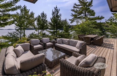 Port Carling Cottage | Ultimate Boathouse Entertaining, New 6 bdrm, 8 bath Cottage/Boathouse! Hot tub!