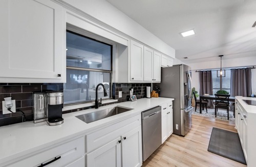 Southwest Carrollton House | Ultimate Comfort & Modern Elegance in our Renovated Pool House with Hot Tub