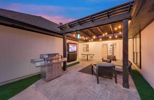 Southwest Carrollton House | Ultimate Comfort & Modern Elegance in our Renovated Pool House with Hot Tub