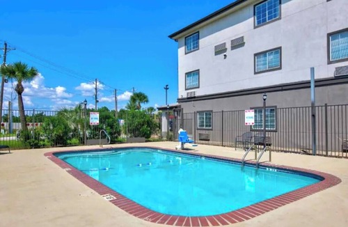 Sulphur Apartment | Ultimate Family Base: Rooms with 2 Full Beds, Kitchenette for Long Term Stays