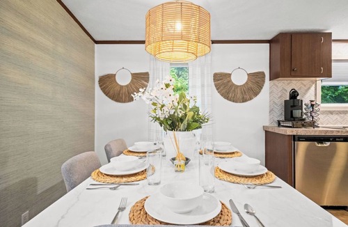 Fayetteville House | ULTIMATE FAMILY FUN HOUSE, WALK TO TOWN, GAMEROOM, HOT TUB