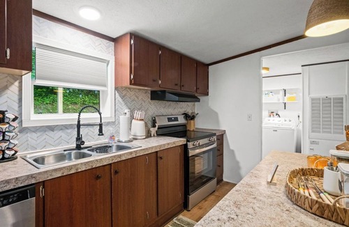 Fayetteville House | ULTIMATE FAMILY FUN HOUSE, WALK TO TOWN, GAMEROOM, HOT TUB