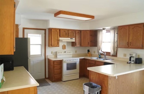 Pittsfield House | Ultimate Family Getaway at Pine Lakes | Waterpark, Pool & Lakefront Cabins