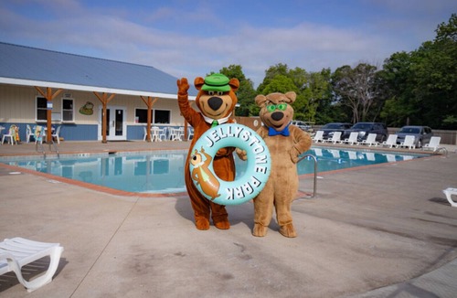 Pittsfield House | Ultimate Family Getaway at Pine Lakes | Waterpark, Pool & Lakefront Cabins