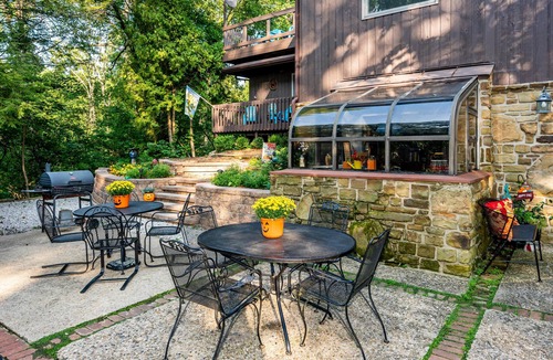 Helmsburg House | Ultimate Family Getaway | Hot Tub, Pond, Trails & Games 4BR, 3.5BA