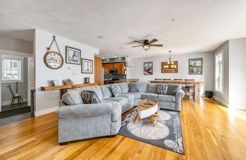 Weirs Beach House | Ultimate Family Getaway I BunkSlides I Akwa Marina!