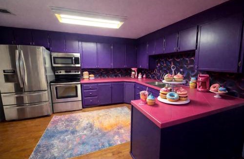 Lone Star House | Ultimate Girls’ Getaway House with Hot Tub, Movie Room & Margarita Machine in Lone Star, Texas