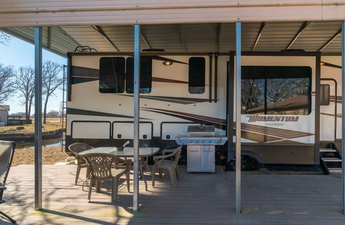 Yantis House | Ultimate Glamping - 42' Grand Design RV Overlooking the Catch and Release Pond