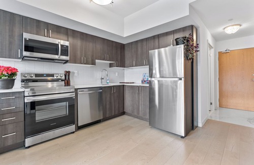 Pickering Apartment | Ultimate KING & QUEEN,PrivateBalcony, FreeParking, WIFI, Safe, Stylish