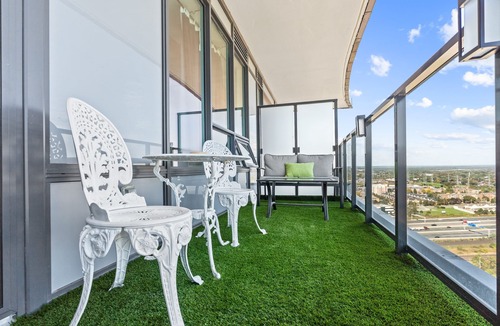 Pickering Apartment | Ultimate KING & QUEEN,PrivateBalcony, FreeParking, WIFI, Safe, Stylish