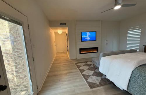 April Sound House | Ultimate Lake Resort Xtravaganza - Luxury - Waterfront - Boathouse - Sleeps 18