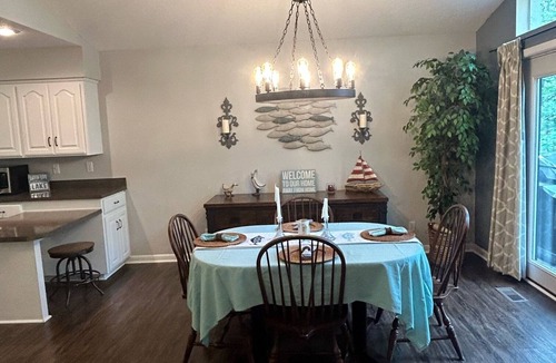 Quitman Cottage | Ultimate lakeside retreat at the charming Kings Place Cottage!