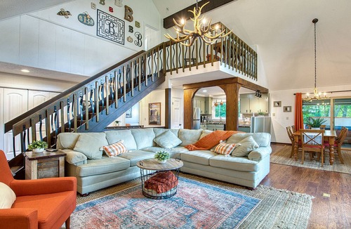 Maggie Valley Cabin | Ultimate Mountain Hideaway: Modern Lodge-Like Cabin with Fire Pit & Hot Tub!