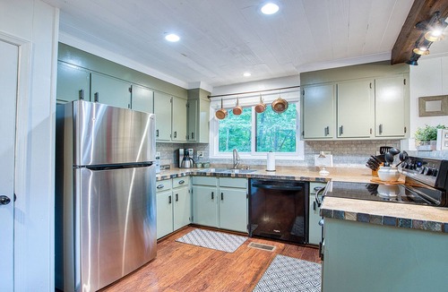 Maggie Valley Cabin | Ultimate Mountain Hideaway: Modern Lodge-Like Cabin with Fire Pit & Hot Tub!