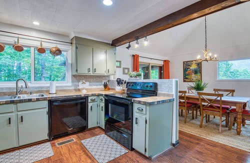 Maggie Valley Cabin | Ultimate Mountain Hideaway: Modern Lodge-Like Cabin with Fire Pit & Hot Tub!