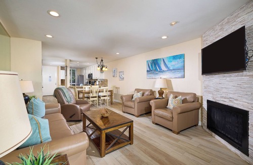Townsite Condo | Ultimate Oceanfront Cottage – Private Lawn, Panoramic Water Views