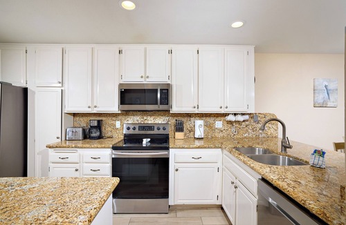 Townsite Condo | Ultimate Oceanfront Cottage – Private Lawn, Panoramic Water Views