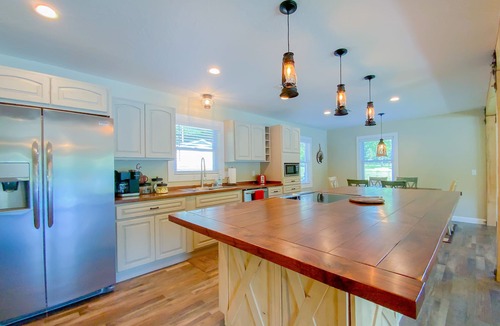 Flippin House | Ultimate Riverfront Stay Huge Dock + Prime Fishing Access