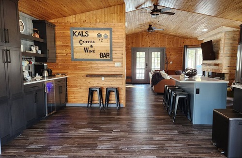 Arnes Cottage | Ultimate vacation lodge in cottage country, short walk to sandy beach