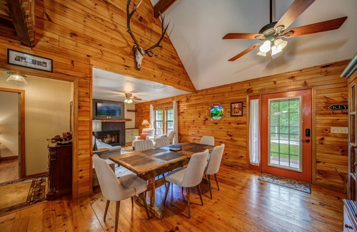 Mineral Bluff Cabin | Ultimate Vacation Experience at Lonestar Lodge!