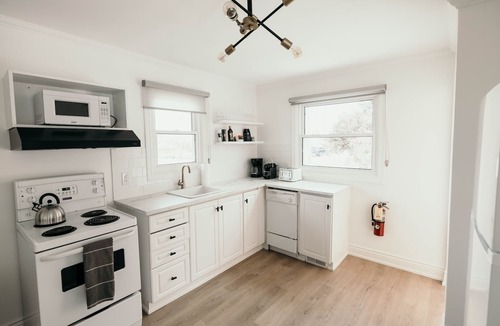 Virgil Cottage | Ultimate Wine Country Getaway - HOTTUB, Games Room, Netflix