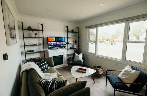 Virgil Cottage | Ultimate Wine Country Getaway - HOTTUB, Games Room, Netflix