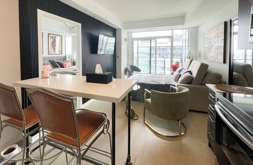 Pickering Condo | UltimateKING&QUEEN,PrivateBalcony, FreeParking complimentary VintageItalianWine