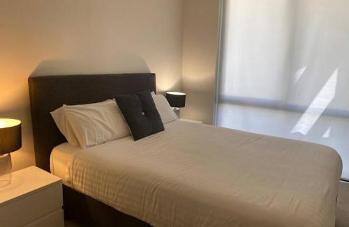 St. Leonards Apartment | Ultra Convenient St Leonards Apartment HER09008