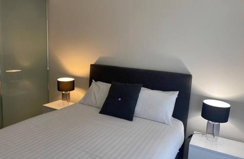 St. Leonards Apartment | Ultra Convenient St Leonards Apartment HER09008